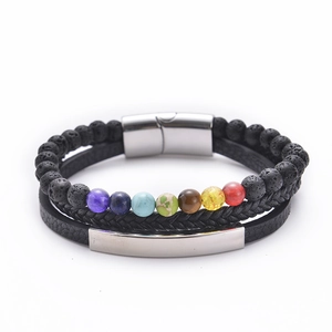 Detailansicht eines Lederarmbands mit Lavasteinen und Magnetverschluss aus Edelstahl