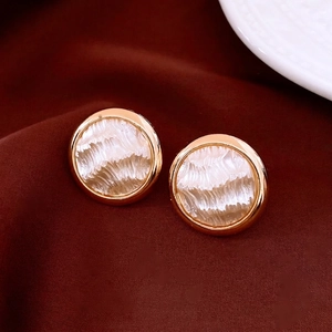Boucles d'oreilles rondes plaquées or 16K avec nacre sur tissu de soie