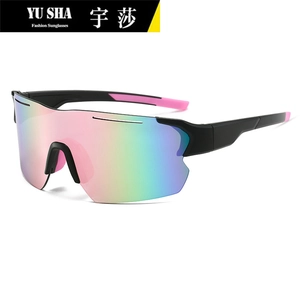 Dettaglio di occhiali da ciclismo polarizzati con lenti arcobaleno e terminali rosa antiscivolo