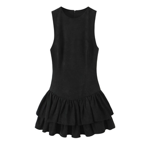 Robe courte noire sans manches avec ourlet à volants superposés et texture suédine
