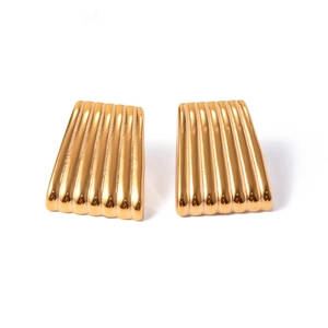Dettaglio della texture a righe degli orecchini a trapezio in metallo placcato oro 18k