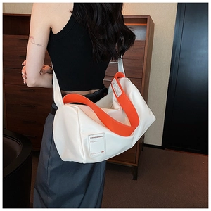 Große weiße und orangefarbene Umhängetasche aus Nylon mit geräumigem Design