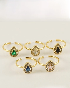 Vue à plat de bagues en zircon poire coloré avec anneaux en acier plaqué or 18 carats