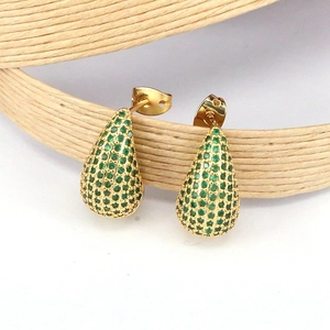 Boucles d'oreilles gouttes dorées avec micro-pavage de zircons verts sur fond blanc