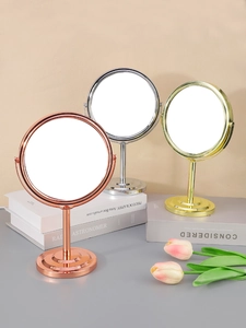 Tre specchi da trucco in oro rosa, argento e oro con basi antiscivolo stabili