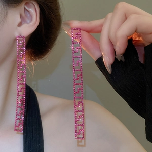 Macro degli orecchini a spillo in argento con strass rosa e motivo a meandro greco