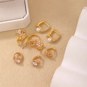 Boucles d'oreilles fleurs dorées avec perles et zircons colorés de style luxueux