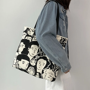 Dettaglio della grande borsa tote in tela con stampa di personaggi dei cartoni animati