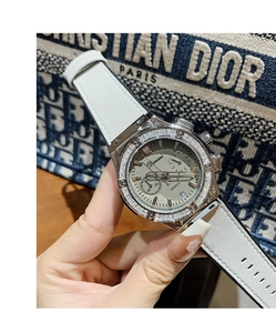 Détail montrant la lunette en strass et le cadran multi-yeux de la montre en silicone blanc.