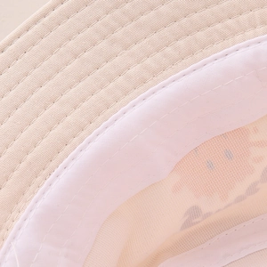 Vue macro détaillée du chapeau pour enfants montrant les coutures et le bandeau interne