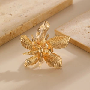 Détail d'une bague fleur 3D dorée avec des pétales à texture métallique brossée fine