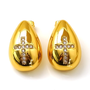Boucles d'oreilles dorées en forme de larme avec motifs de croix sertis de diamants