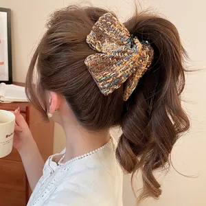 Pince à cheveux noeud en tweed à carreaux marron pour une coiffure élégante et chic