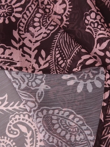 Vue détaillée du motif floral cachemire marron rouge foncé et texture du tissu léger