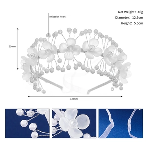 Vue détaillée du serre-tête de mariée en fleurs acryliques blanches fait main avec perles