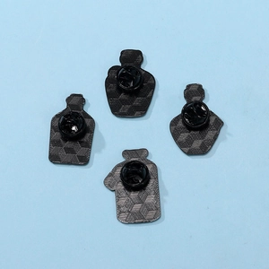 Set mit vier flaschenförmigen schwarzen Emaille-Pins mit Legierungsmetall-Rückseite