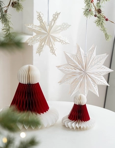 Détail des ornements de Noël en forme de flocon de neige 3D en papier style nordique