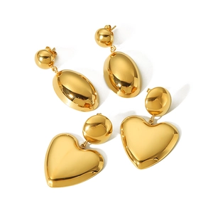 Boucles d'oreilles cœur et ovales en acier inoxydable plaqué or 18K sur fond blanc