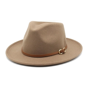 Chapeau fedora classique en laine camel avec large bord et bande décorative en cuir