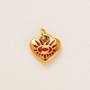 Dettaglio del ciondolo a cuore placcato oro 18K con smalto rosso e motivo a occhio