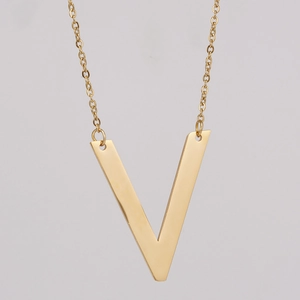 Collar de acero inoxidable chapado en oro de 18K con un colgante minimalista letra V