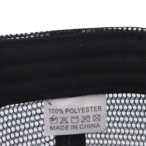 Détail interne d'une casquette de baseball montrant le filet polyester et l'étiquette
