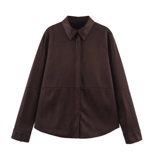 Chemise en suédine marron pour femme avec manches longues et ourlet arrondi style élégant