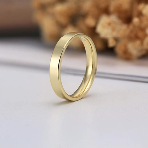 Dettaglio dell'anello minimalista in argento S925 placcato oro con marchio di certificazione