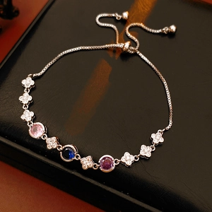 Détails du bracelet réglable en argent avec zircons colorés et breloques en trèfle