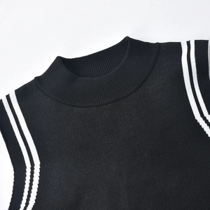 Textura de punto detallada de un chaleco negro sin mangas con cuello y hombros a rayas blancas
