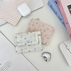Porte-monnaie floral en tissu avec détail cœur et fermeture éclair de rangement