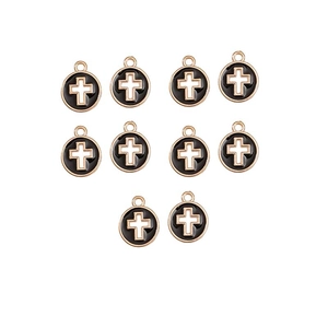 Detailansicht von 10 goldgerahmten schwarzen Emaille-Anhängern mit weißem Kreuz für DIY
