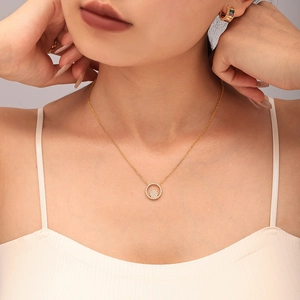 Collier luxueux en acier inoxydable doré avec pendentif rond pavé de zircons brillants