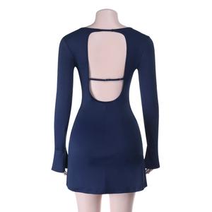 Détail de la robe mini bleu foncé à manches longues avec dos nu et découpe élégante