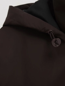 Detailaufnahme des verstellbaren Kordelzugs und wasserdichten Stoffes der Kapuzenjacke