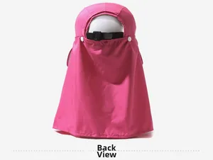 Dettaglio della fibbia regolabile e dei bottoni a pressione sul cappello da sole rosa