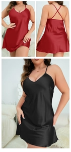 Dettaglio di una camicia da notte in raso taglie forti con scollo a V e spalline incrociate