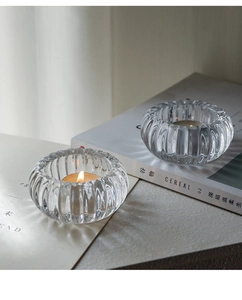 Détail des photophores en verre transparent nervuré avec motif élégant de rayures