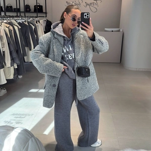 Detail eines grauen Strick-Hoodies mit Kordelzug und Tweed-Blazer für herbstliche Lagenlooks