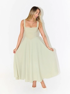 Robe mi-longue vert menthe chic à encolure carrée avec une coupe trapèze et taille mince