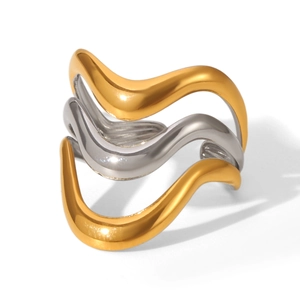 Three-layer wavy stack ring featuring contrasting gold and silver polished metal bands