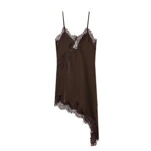 Détail d'une robe en satin marron avec dentelle de cils noire et ourlet asymétrique