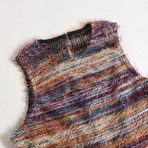 Gros plan du body en maille à rayures multicolores avec peluche texturée et col rond