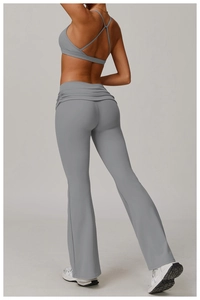 Vue arrière du soutien-gorge de sport gris croisé et du legging évasé taille haute