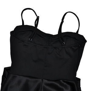 Vue détaillée de la robe noire avec bretelles réglables et texture de tissu en satin