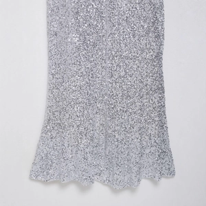 Robe courte pailletée argentée pour femme avec un design brillant de style vacances