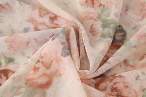 Gros plan sur le tissu en mousseline légère avec imprimé floral rose délicat