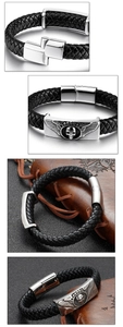 Dettaglio di bracciale in pelle nera intrecciata con chiusura magnetica a teschio alato