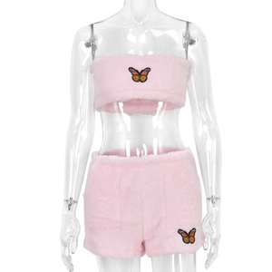 Vue détaillée de l'ensemble deux pièces rose en peluche avec papillon brodé sur le haut