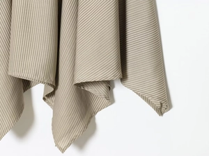 Gros plan sur un tissu à rayures marron clair montrant la texture et les coutures